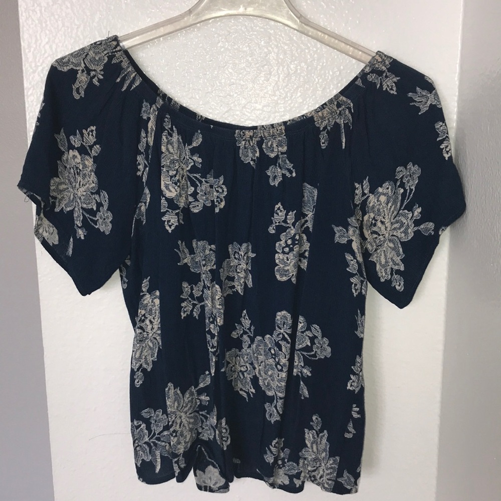Off-the shoulders flower top.